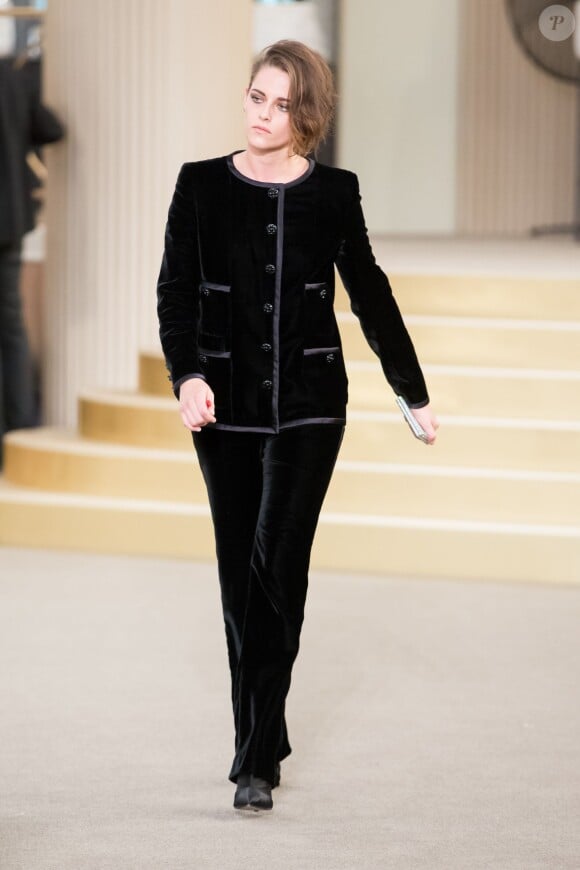 Kristen Stewart lors du défilé de mode "Chanel", collection Haute-Couture automne-hiver 2015/2016 au Grand Palais à Paris, le 7 juillet 2015.