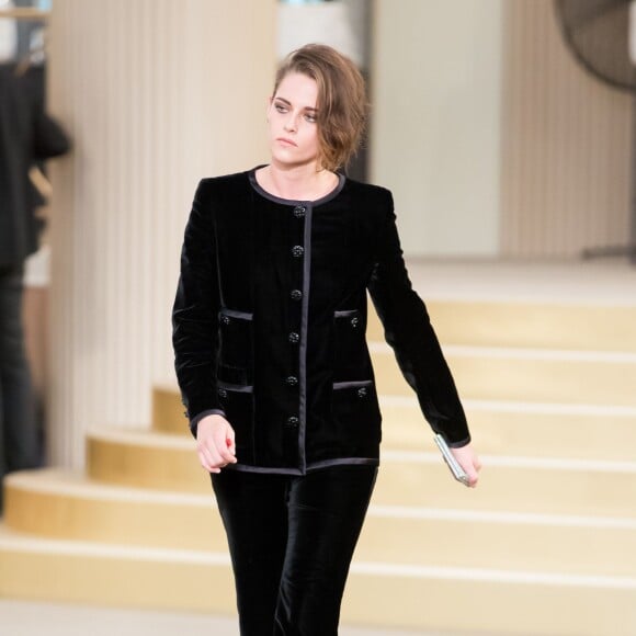 Kristen Stewart lors du défilé de mode "Chanel", collection Haute-Couture automne-hiver 2015/2016 au Grand Palais à Paris, le 7 juillet 2015.
