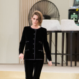 Kristen Stewart lors du défilé de mode "Chanel", collection Haute-Couture automne-hiver 2015/2016 au Grand Palais à Paris, le 7 juillet 2015.