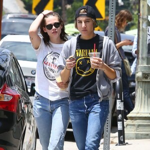 Kristen Stewart et sa supposée petite-amie Alicia Cargile se promènent à Silverlake, le 6 juin 2015.