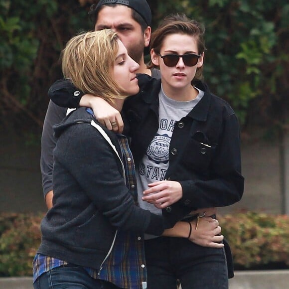 Kristen Stewart et sa compagne Alicia Cargile sont allées déjeuner avec un ami à Los Angeles, le 25 mai 2015.