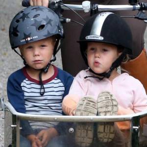 Sortie à vélo, le 8 juillet 2015, pour le prince Frederik et la princesse Mary de Danemark, avec le prince Christian et les jumeaux le prince Vincent et la princesse Josephine.