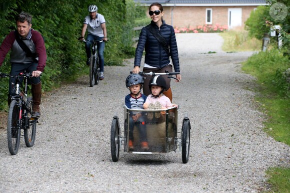 Sortie à vélo, le 8 juillet 2015, pour le prince Frederik et la princesse Mary de Danemark, avec le prince Christian et les jumeaux le prince Vincent et la princesse Josephine.