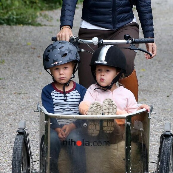 Sortie à vélo, le 8 juillet 2015, pour le prince Frederik et la princesse Mary de Danemark, avec le prince Christian et les jumeaux le prince Vincent et la princesse Josephine.