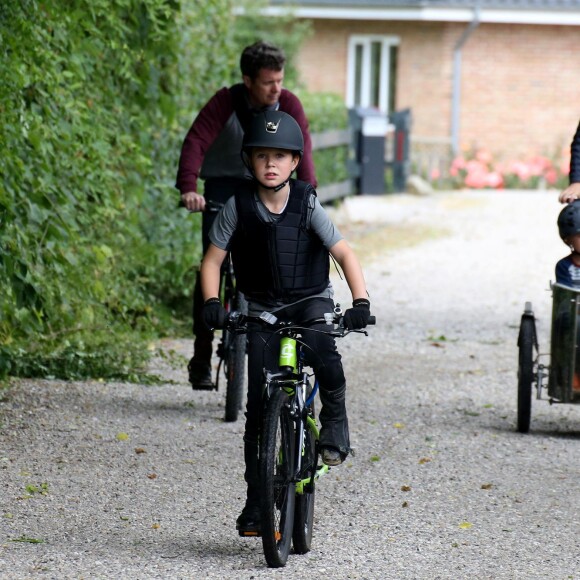 Sortie à vélo, le 8 juillet 2015, pour le prince Frederik et la princesse Mary de Danemark, avec le prince Christian et les jumeaux le prince Vincent et la princesse Josephine.