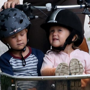 Sortie à vélo, le 8 juillet 2015, pour le prince Frederik et la princesse Mary de Danemark, avec le prince Christian et les jumeaux le prince Vincent et la princesse Josephine.