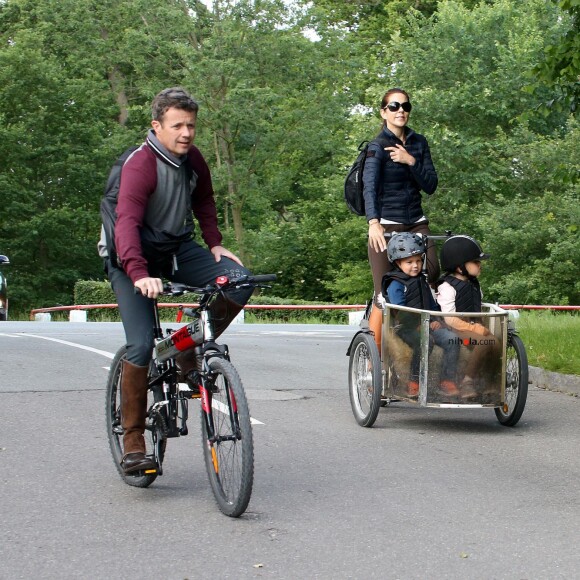 Sortie à vélo, le 8 juillet 2015, pour le prince Frederik et la princesse Mary de Danemark, avec le prince Christian et les jumeaux le prince Vincent et la princesse Josephine.