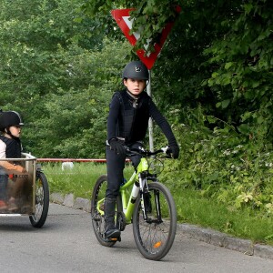 Sortie à vélo, le 8 juillet 2015, pour le prince Frederik et la princesse Mary de Danemark, avec le prince Christian et les jumeaux le prince Vincent et la princesse Josephine.