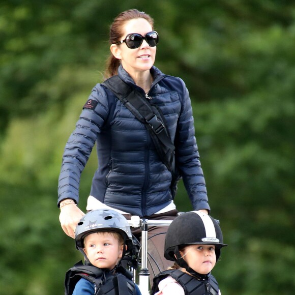 Sortie à vélo, le 8 juillet 2015, pour le prince Frederik et la princesse Mary de Danemark, avec le prince Christian et les jumeaux le prince Vincent et la princesse Josephine.