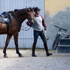 Le prince Frederik et la princesse Mary de Danemark lors d'une promenade à cheval à Grasten le 8 juillet 2015, durant leurs vacances en famille.