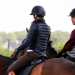 Le prince Frederik et la princesse Mary de Danemark lors d'une promenade à cheval à Grasten le 8 juillet 2015, durant leurs vacances en famille.