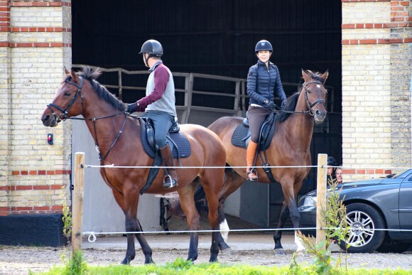 Le prince Frederik et la princesse Mary de Danemark lors d'une promenade à cheval à Grasten le 8 juillet 2015, durant leurs vacances en famille.