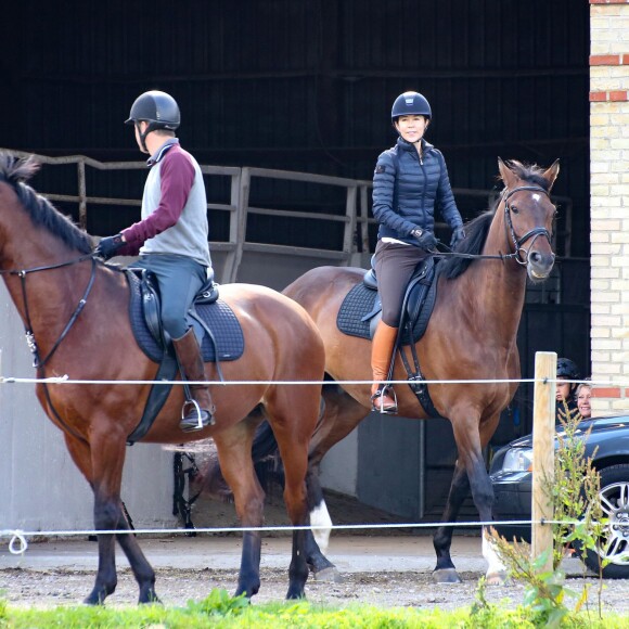 Le prince Frederik et la princesse Mary de Danemark lors d'une promenade à cheval à Grasten le 8 juillet 2015, durant leurs vacances en famille.