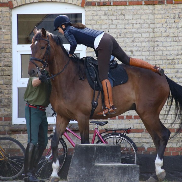 Le prince Frederik et la princesse Mary de Danemark lors d'une promenade à cheval à Grasten le 8 juillet 2015, durant leurs vacances en famille.