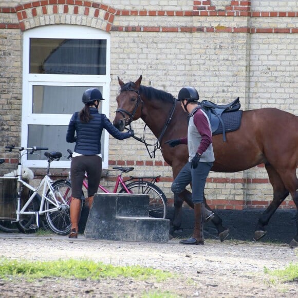 Le prince Frederik et la princesse Mary de Danemark lors d'une promenade à cheval à Grasten le 8 juillet 2015, durant leurs vacances en famille.