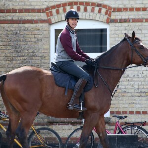 Le prince Frederik et la princesse Mary de Danemark lors d'une promenade à cheval à Grasten le 8 juillet 2015, durant leurs vacances en famille.