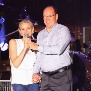 Le prince Albert II et la princesse Charlene de Monaco étaient très enthousiastes lors du grand concert organisé le 12 juillet 2015 sur la place du palais, avec Robbie Williams et Lemar, en clôture des célébrations des 10 ans de règne du souverain.