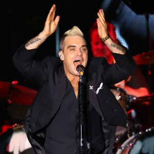 Robbie Williams était déchaîné pour faire le show ! Le prince Albert II et la princesse Charlene de Monaco ont offert un grand concert le 12 juillet 2015 sur la place du palais, avec Robbie Williams et Lemar, en clôture des célébrations des 10 ans de règne du souverain.