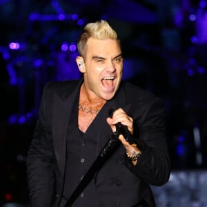 Robbie Williams était déchaîné pour faire le show ! Le prince Albert II et la princesse Charlene de Monaco ont offert un grand concert le 12 juillet 2015 sur la place du palais, avec Robbie Williams et Lemar, en clôture des célébrations des 10 ans de règne du souverain.