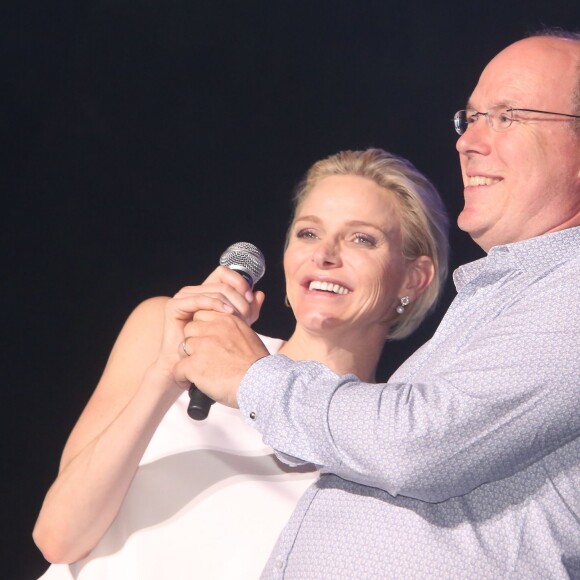 Le prince Albert II et la princesse Charlene de Monaco très complices lors du grand concert organisé le 12 juillet 2015 sur la place du palais, avec Robbie Williams et Lemar, en clôture des célébrations des 10 ans de règne du souverain.