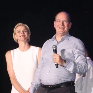 Le prince Albert II et la princesse Charlene de Monaco très complices lors du grand concert organisé le 12 juillet 2015 sur la place du palais, avec Robbie Williams et Lemar, en clôture des célébrations des 10 ans de règne du souverain.