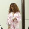 Rihanna, verre de vin en main et habillée d'un pyjama en satin, se rend en studio d'enregistrement. New York, le 18 juillet 2015.