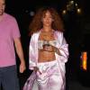 Rihanna, verre de vin en main et habillée d'un pyjama en satin, se rend en studio d'enregistrement. New York, le 18 juillet 2015.