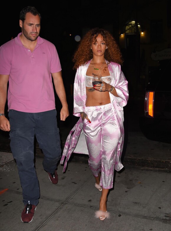 Rihanna, verre de vin en main et habillée d'un pyjama en satin, se rend en studio d'enregistrement. New York, le 18 juillet 2015.