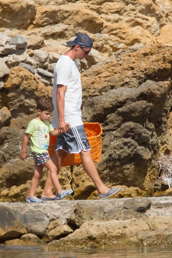 Exclusif - Le joueur de football espagnol Fernando Torres, en vacances en famille avec sa femme Olalla Dominguez, enceinte, et leurs enfants Nora et Leo Torres à Ibiza, le 4 juillet 2015.