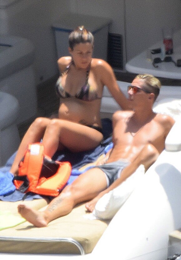 Exclusif - Le joueur de football espagnol Fernando Torres, en vacances avec sa femme Olalla Dominguez, enceinte, à Ibiza, le 4 juillet 2015.