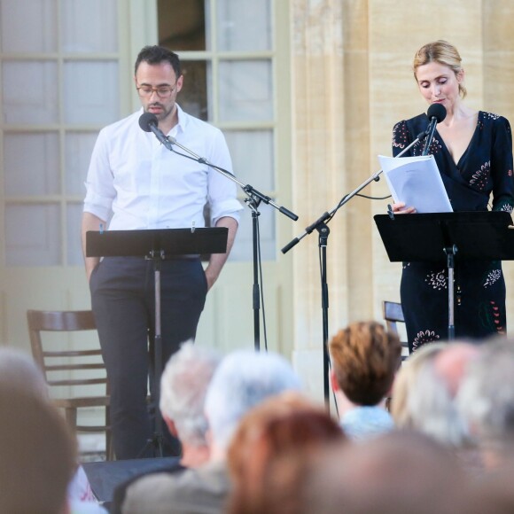 Julie Gayet a présenté le scénario de "Madame Wilde" lors d'une lecture musicale dans la cour du Musée Calvet à Avignon, le 18 juillet 2015, produite par France Culture. A la fin de la lecture, elle a reçu un bouquet de fleurs de la part d'Olivier Poivre d'Arvor (malgré qu'il ait été renvoyé de son poste de directeur de France Culture par le PDG de Radio France, Mathieu Gallet, également présent à la lecture).