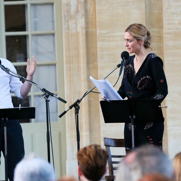 Julie Gayet a présenté le scénario de "Madame Wilde" lors d'une lecture musicale dans la cour du Musée Calvet à Avignon, le 18 juillet 2015, produite par France Culture. A la fin de la lecture, elle a reçu un bouquet de fleurs de la part d'Olivier Poivre d'Arvor (malgré qu'il ait été renvoyé de son poste de directeur de France Culture par le PDG de Radio France, Mathieu Gallet, également présent à la lecture).