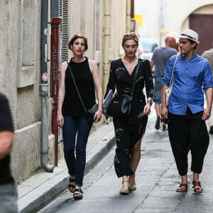 Julie Gayet a présenté le scénario de "Madame Wilde" lors d'une lecture musicale dans la cour du Musée Calvet à Avignon, le 18 juillet 2015, produite par France Culture. A la fin de la lecture, elle a reçu un bouquet de fleurs de la part d'Olivier Poivre d'Arvor (malgré qu'il ait été renvoyé de son poste de directeur de France Culture par le PDG de Radio France, Mathieu Gallet, également présent à la lecture).