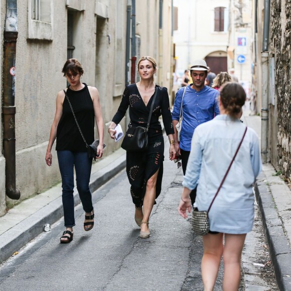 Julie Gayet a présenté le scénario de "Madame Wilde" lors d'une lecture musicale dans la cour du Musée Calvet à Avignon, le 18 juillet 2015, produite par France Culture. A la fin de la lecture, elle a reçu un bouquet de fleurs de la part d'Olivier Poivre d'Arvor (malgré qu'il ait été renvoyé de son poste de directeur de France Culture par le PDG de Radio France, Mathieu Gallet, également présent à la lecture).