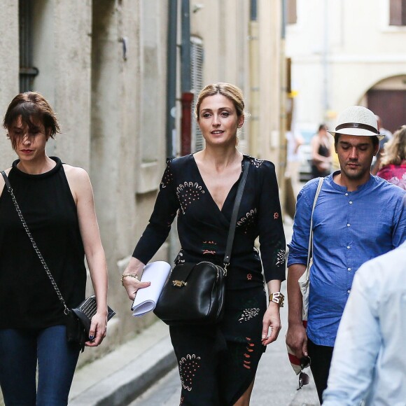 Julie Gayet a présenté le scénario de "Madame Wilde" lors d'une lecture musicale dans la cour du Musée Calvet à Avignon, le 18 juillet 2015, produite par France Culture. A la fin de la lecture, elle a reçu un bouquet de fleurs de la part d'Olivier Poivre d'Arvor (malgré qu'il ait été renvoyé de son poste de directeur de France Culture par le PDG de Radio France, Mathieu Gallet, également présent à la lecture).