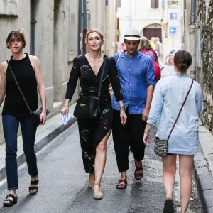 Julie Gayet a présenté le scénario de "Madame Wilde" lors d'une lecture musicale dans la cour du Musée Calvet à Avignon, le 18 juillet 2015, produite par France Culture. A la fin de la lecture, elle a reçu un bouquet de fleurs de la part d'Olivier Poivre d'Arvor (malgré qu'il ait été renvoyé de son poste de directeur de France Culture par le PDG de Radio France, Mathieu Gallet, également présent à la lecture).