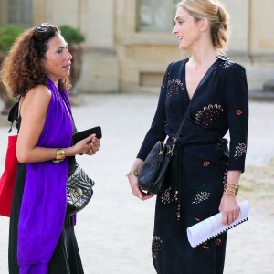 Julie Gayet a présenté le scénario de "Madame Wilde" lors d'une lecture musicale dans la cour du Musée Calvet à Avignon, le 18 juillet 2015, produite par France Culture. A la fin de la lecture, elle a reçu un bouquet de fleurs de la part d'Olivier Poivre d'Arvor (malgré qu'il ait été renvoyé de son poste de directeur de France Culture par le PDG de Radio France, Mathieu Gallet, également présent à la lecture).