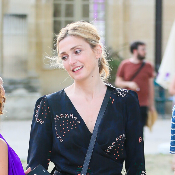 Julie Gayet a présenté le scénario de "Madame Wilde" lors d'une lecture musicale dans la cour du Musée Calvet à Avignon, le 18 juillet 2015, produite par France Culture. A la fin de la lecture, elle a reçu un bouquet de fleurs de la part d'Olivier Poivre d'Arvor (malgré qu'il ait été renvoyé de son poste de directeur de France Culture par le PDG de Radio France, Mathieu Gallet, également présent à la lecture).