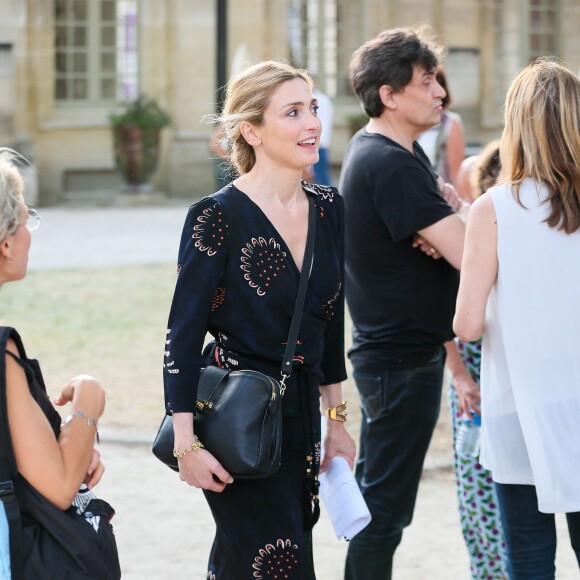 Julie Gayet a présenté le scénario de "Madame Wilde" lors d'une lecture musicale dans la cour du Musée Calvet à Avignon, le 18 juillet 2015, produite par France Culture. A la fin de la lecture, elle a reçu un bouquet de fleurs de la part d'Olivier Poivre d'Arvor (malgré qu'il ait été renvoyé de son poste de directeur de France Culture par le PDG de Radio France, Mathieu Gallet, également présent à la lecture).