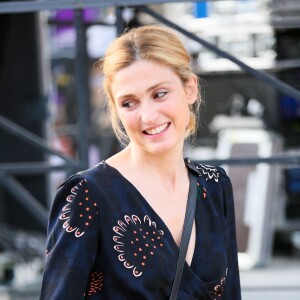 Julie Gayet a présenté le scénario de "Madame Wilde" lors d'une lecture musicale dans la cour du Musée Calvet à Avignon, le 18 juillet 2015, produite par France Culture. A la fin de la lecture, elle a reçu un bouquet de fleurs de la part d'Olivier Poivre d'Arvor (malgré qu'il ait été renvoyé de son poste de directeur de France Culture par le PDG de Radio France, Mathieu Gallet, également présent à la lecture).