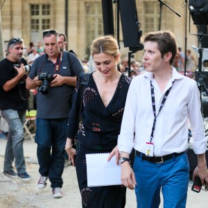 Julie Gayet a présenté le scénario de "Madame Wilde" lors d'une lecture musicale dans la cour du Musée Calvet à Avignon, le 18 juillet 2015, produite par France Culture. A la fin de la lecture, elle a reçu un bouquet de fleurs de la part d'Olivier Poivre d'Arvor (malgré qu'il ait été renvoyé de son poste de directeur de France Culture par le PDG de Radio France, Mathieu Gallet, également présent à la lecture).