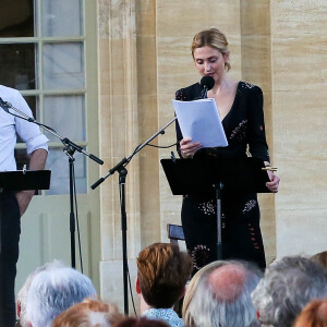 Julie Gayet a présenté le scénario de "Madame Wilde" lors d'une lecture musicale dans la cour du Musée Calvet à Avignon, le 18 juillet 2015, produite par France Culture. A la fin de la lecture, elle a reçu un bouquet de fleurs de la part d'Olivier Poivre d'Arvor (malgré qu'il ait été renvoyé de son poste de directeur de France Culture par le PDG de Radio France, Mathieu Gallet, également présent à la lecture).