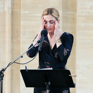 Julie Gayet a présenté le scénario de "Madame Wilde" lors d'une lecture musicale dans la cour du Musée Calvet à Avignon, le 18 juillet 2015, produite par France Culture. A la fin de la lecture, elle a reçu un bouquet de fleurs de la part d'Olivier Poivre d'Arvor (malgré qu'il ait été renvoyé de son poste de directeur de France Culture par le PDG de Radio France, Mathieu Gallet, également présent à la lecture).