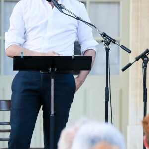 Julie Gayet a présenté le scénario de "Madame Wilde" lors d'une lecture musicale dans la cour du Musée Calvet à Avignon, le 18 juillet 2015, produite par France Culture. A la fin de la lecture, elle a reçu un bouquet de fleurs de la part d'Olivier Poivre d'Arvor (malgré qu'il ait été renvoyé de son poste de directeur de France Culture par le PDG de Radio France, Mathieu Gallet, également présent à la lecture).