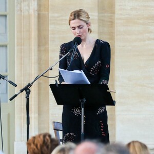 Julie Gayet a présenté le scénario de "Madame Wilde" lors d'une lecture musicale dans la cour du Musée Calvet à Avignon, le 18 juillet 2015, produite par France Culture. A la fin de la lecture, elle a reçu un bouquet de fleurs de la part d'Olivier Poivre d'Arvor (malgré qu'il ait été renvoyé de son poste de directeur de France Culture par le PDG de Radio France, Mathieu Gallet, également présent à la lecture).