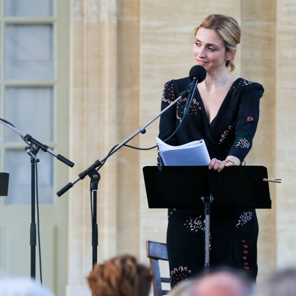 Julie Gayet a présenté le scénario de "Madame Wilde" lors d'une lecture musicale dans la cour du Musée Calvet à Avignon, le 18 juillet 2015, produite par France Culture. A la fin de la lecture, elle a reçu un bouquet de fleurs de la part d'Olivier Poivre d'Arvor (malgré qu'il ait été renvoyé de son poste de directeur de France Culture par le PDG de Radio France, Mathieu Gallet, également présent à la lecture).