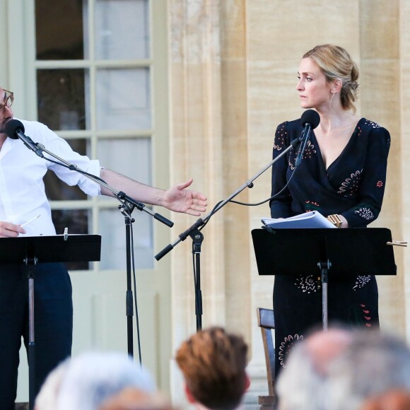 Julie Gayet a présenté le scénario de "Madame Wilde" lors d'une lecture musicale dans la cour du Musée Calvet à Avignon, le 18 juillet 2015, produite par France Culture. A la fin de la lecture, elle a reçu un bouquet de fleurs de la part d'Olivier Poivre d'Arvor (malgré qu'il ait été renvoyé de son poste de directeur de France Culture par le PDG de Radio France, Mathieu Gallet, également présent à la lecture).