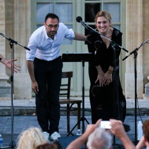 Julie Gayet a présenté le scénario de "Madame Wilde" lors d'une lecture musicale dans la cour du Musée Calvet à Avignon, le 18 juillet 2015, produite par France Culture. A la fin de la lecture, elle a reçu un bouquet de fleurs de la part d'Olivier Poivre d'Arvor (malgré qu'il ait été renvoyé de son poste de directeur de France Culture par le PDG de Radio France, Mathieu Gallet, également présent à la lecture).