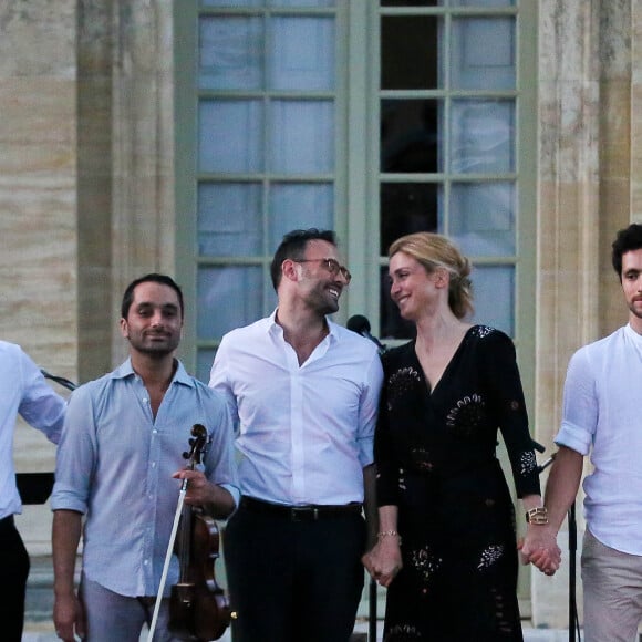 Julie Gayet a présenté le scénario de "Madame Wilde" lors d'une lecture musicale dans la cour du Musée Calvet à Avignon, le 18 juillet 2015, produite par France Culture. A la fin de la lecture, elle a reçu un bouquet de fleurs de la part d'Olivier Poivre d'Arvor (malgré qu'il ait été renvoyé de son poste de directeur de France Culture par le PDG de Radio France, Mathieu Gallet, également présent à la lecture).