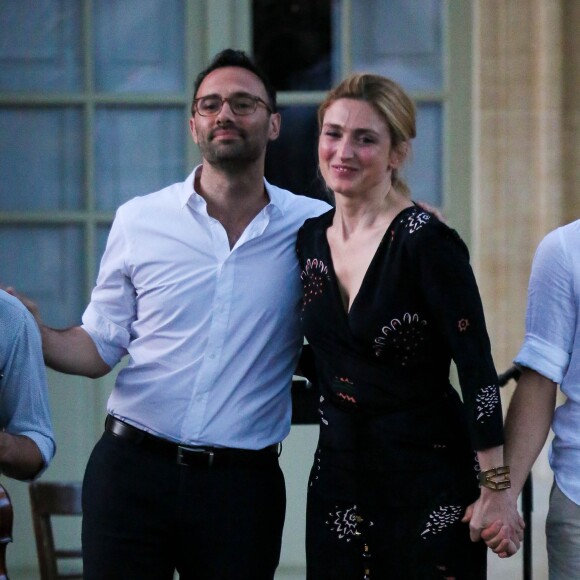 Julie Gayet a présenté le scénario de "Madame Wilde" lors d'une lecture musicale dans la cour du Musée Calvet à Avignon, le 18 juillet 2015, produite par France Culture. A la fin de la lecture, elle a reçu un bouquet de fleurs de la part d'Olivier Poivre d'Arvor (malgré qu'il ait été renvoyé de son poste de directeur de France Culture par le PDG de Radio France, Mathieu Gallet, également présent à la lecture).